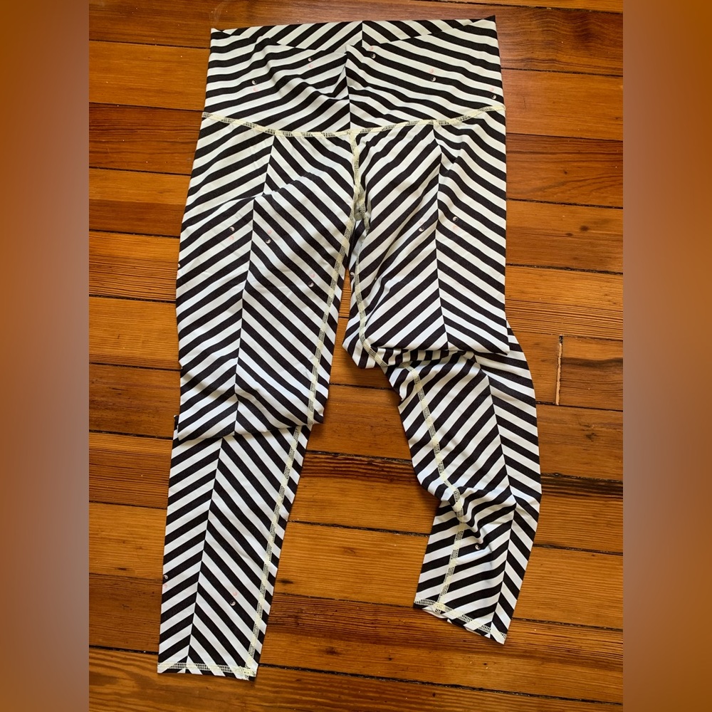 COPY - Teeki large striped yin yang leggings.  Rare.
